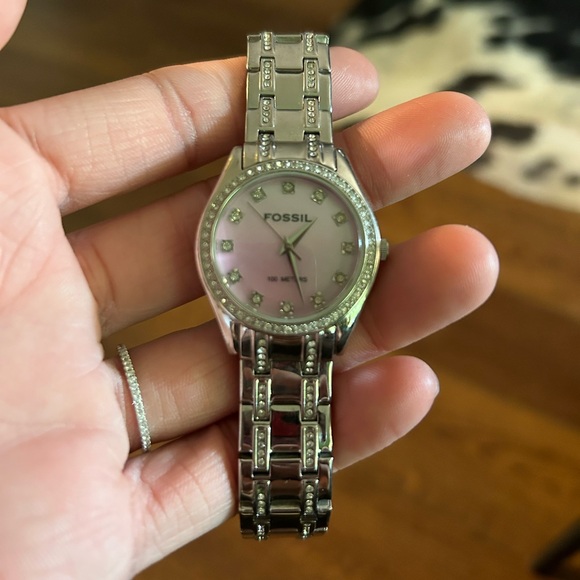 Pink mother of pearl Fossil blue watch. - Picture 4 of 9
